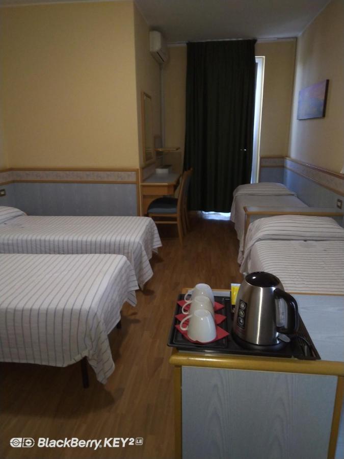 Hotel Route 9 Cadeo Eksteriør billede