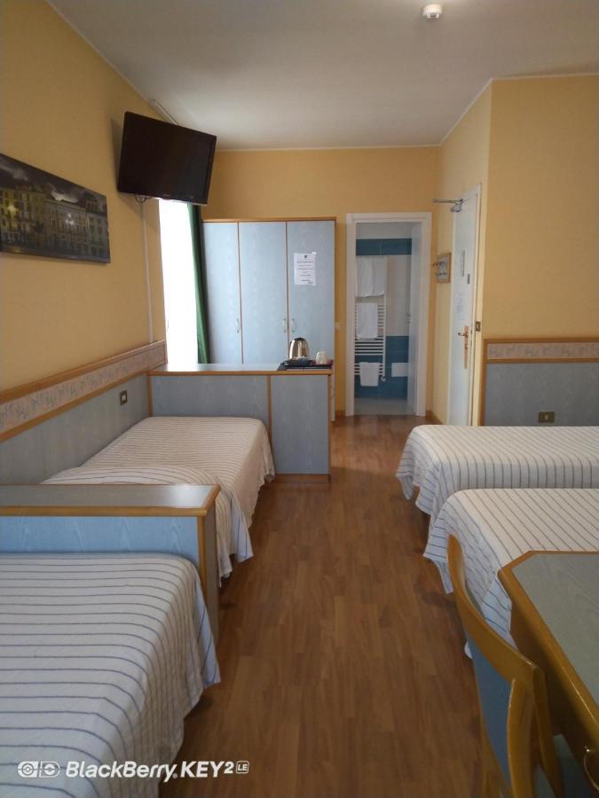Hotel Route 9 Cadeo Eksteriør billede