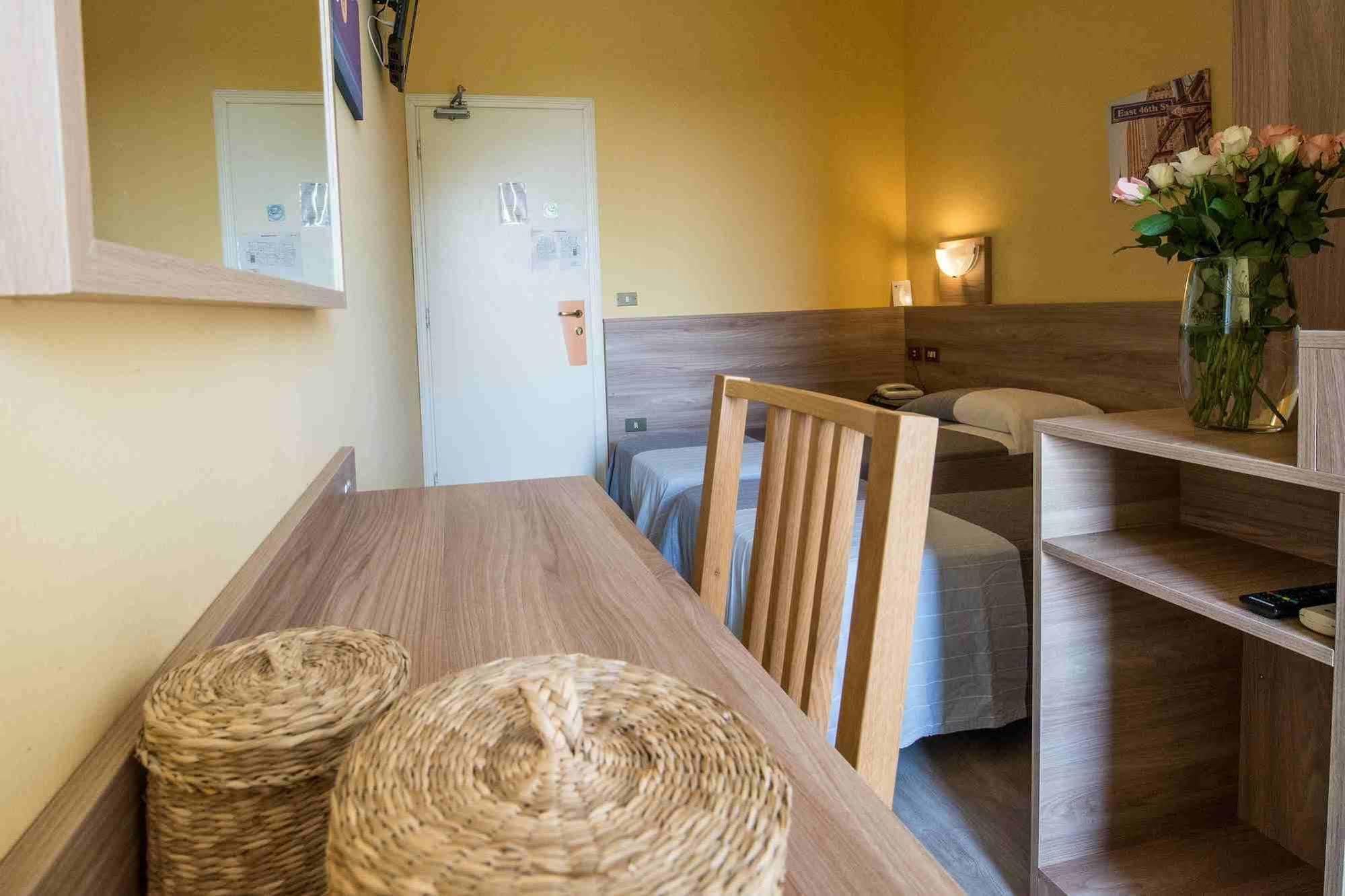 Hotel Route 9 Cadeo Eksteriør billede